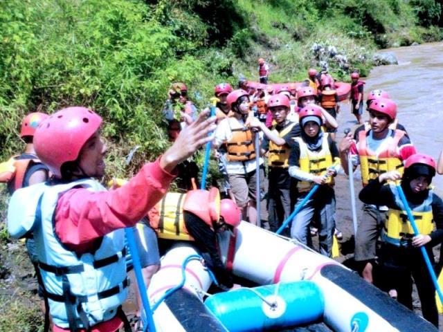Safety and operational briefing before rafting by Terantara Whitewater Rafting Guide.