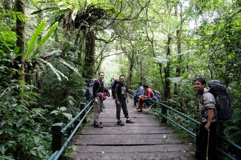 Dani (Terantara) with CFO Rio Tinto Indonesia during Gede Pangrango Trip