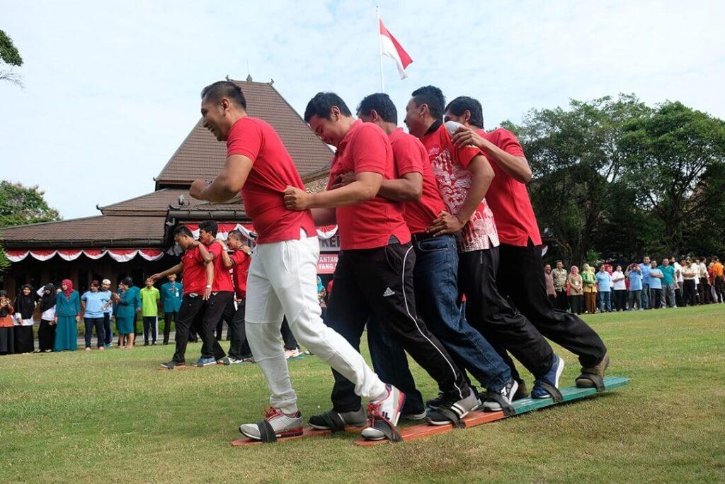 Balap Bakiak, One of Outbound Game to Conduct During Team Building Activity
