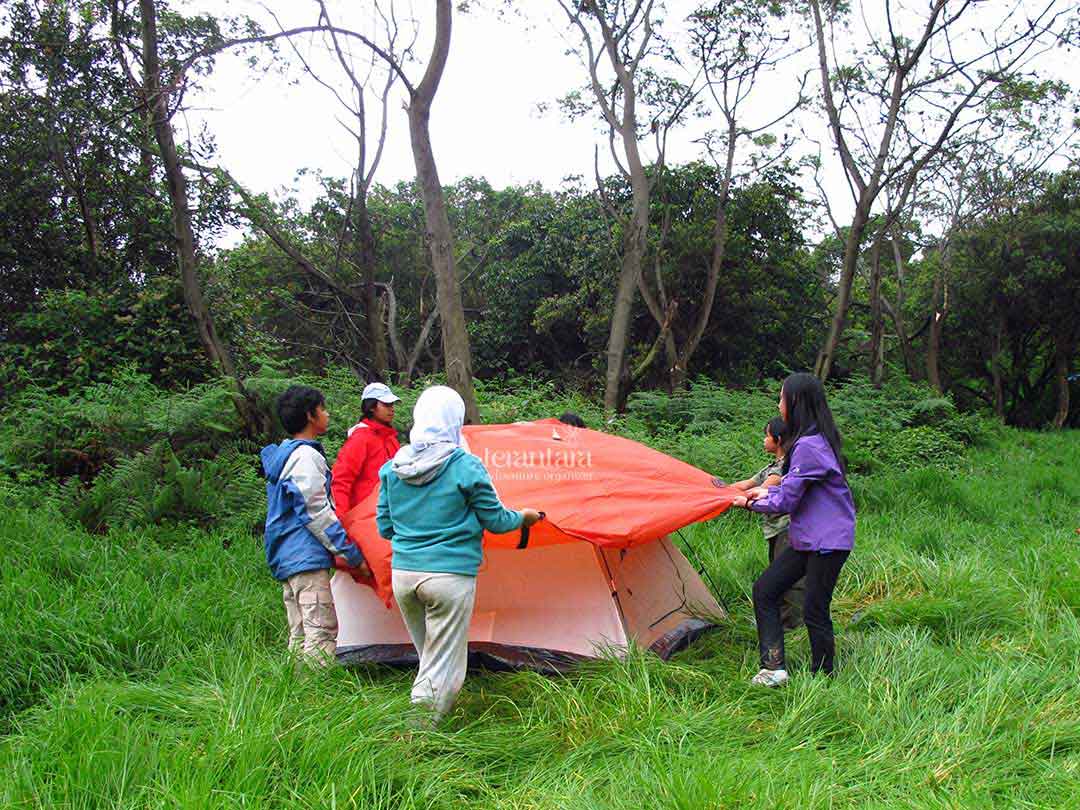 Children Learn to Make Tent - Terantara