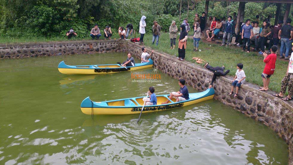 ITB Alumni Family Canoeing at The Shallow Pool